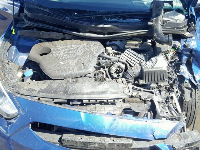 KMHCT5AE7HU312750 - 2017 HYUNDAI ACCENT SE BLUE photo 7