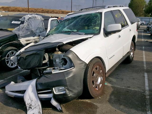 5LMFU27575LJ07055 - 2005 LINCOLN NAVIGATOR WHITE photo 2