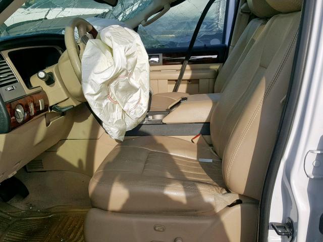 5LMFU27575LJ07055 - 2005 LINCOLN NAVIGATOR WHITE photo 5