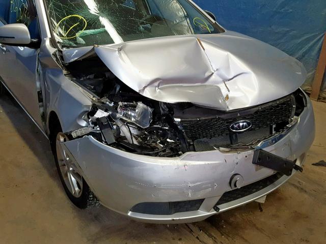 KNAFU5A2XB5336480 - 2011 KIA FORTE EX SILVER photo 9