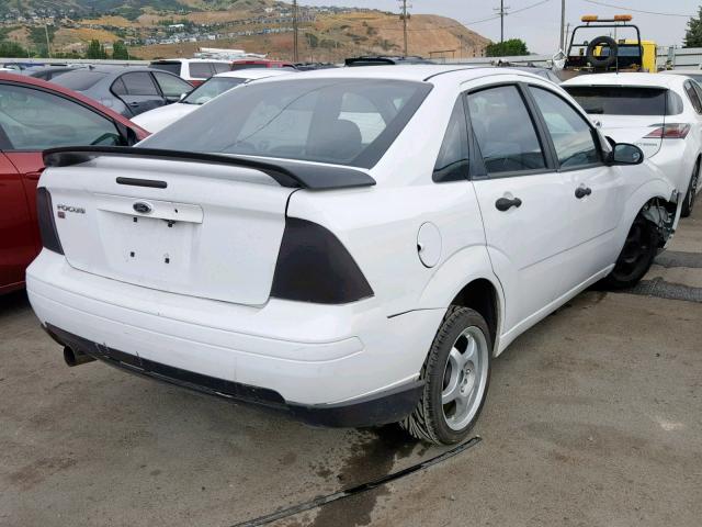 1FAHP34NX5W240737 - 2005 FORD FOCUS ZX4 WHITE photo 4