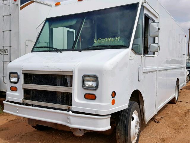 4UZAANCP24CM25310 - 2004 FREIGHTLINER CHASSIS M WHITE photo 2