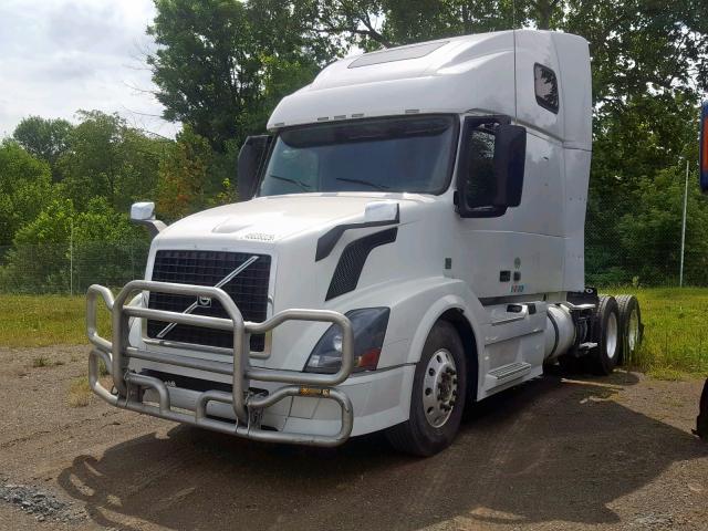 4V4NC9EH8FN177783 - 2015 VOLVO VN VNL WHITE photo 2