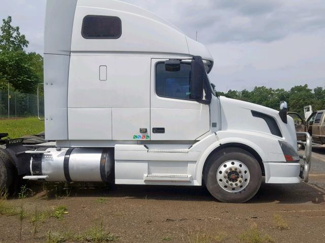 4V4NC9EH8FN177783 - 2015 VOLVO VN VNL WHITE photo 9