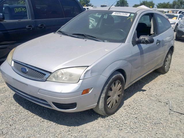 3FAFP31N25R145782 - 2005 FORD FOCUS ZX3 SILVER photo 2