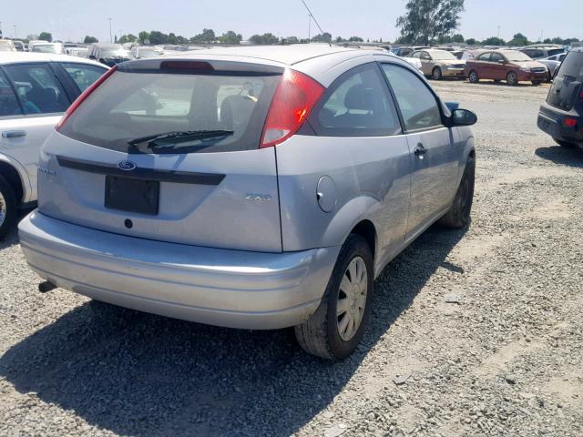 3FAFP31N25R145782 - 2005 FORD FOCUS ZX3 SILVER photo 4