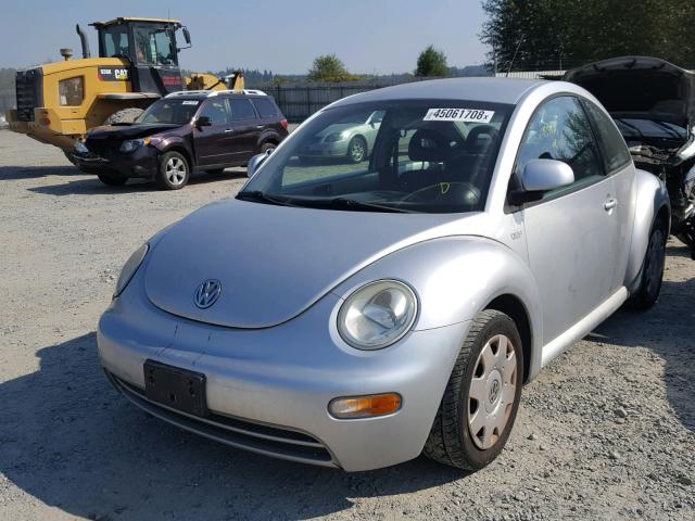 3VWBA21C7YM490999 - 2000 VOLKSWAGEN NEW BEETLE 银色 照片 2