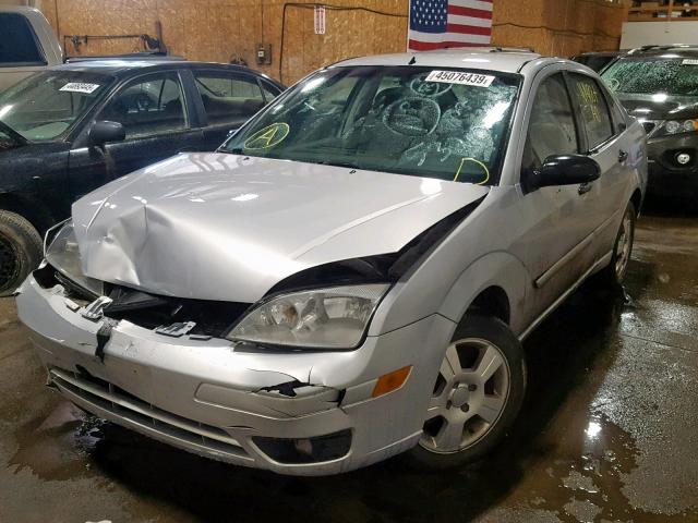 1FAFP34N67W306405 - 2007 FORD FOCUS ZX4 SILVER photo 2