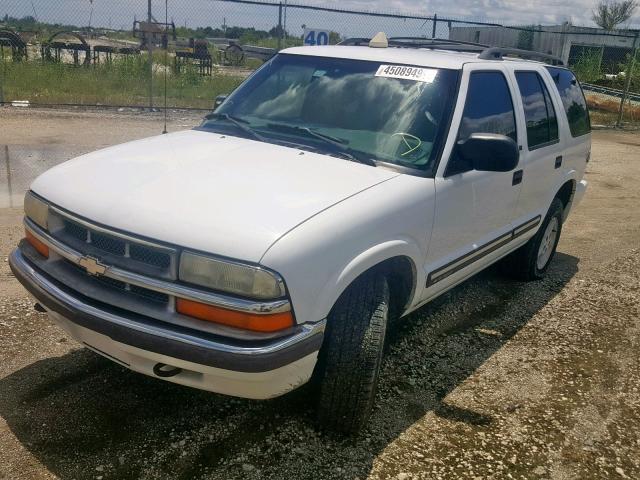 1GNDT13W912211239 - 2001 CHEVROLET BLAZER WHITE photo 2