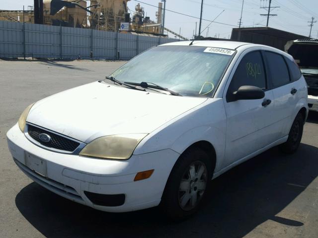 1FAFP37N27W125085 - 2007 FORD FOCUS ZX5 WHITE photo 2