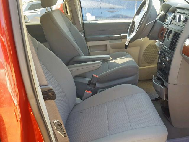 2A8HR44H78R671059 - 2008 CHRYSLER TOWN & COU RED photo 5