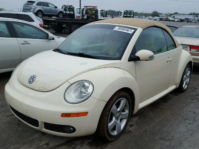 3VWSF31Y76M303342 - 2006 VOLKSWAGEN NEW BEETLE WHITE photo 2