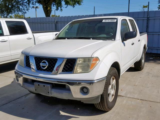 1N6AD07U66C459619 - 2006 NISSAN FRONTIER C WHITE photo 2