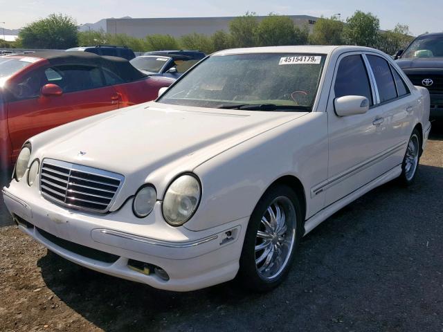 WDBJF65J82B418495 - 2002 MERCEDES-BENZ E 320 WHITE photo 2