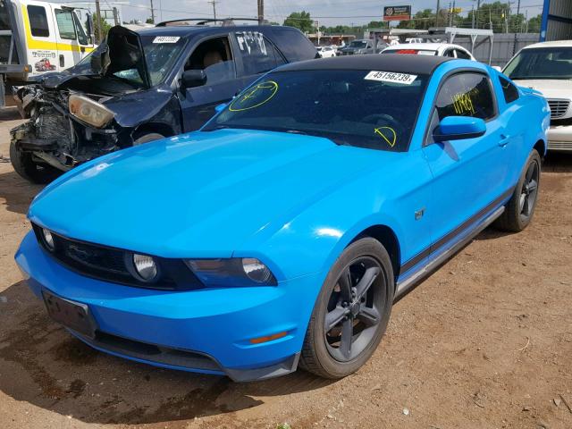 1ZVBP8CH8A5117315 - 2010 FORD MUSTANG GT BLUE photo 2