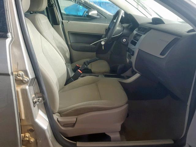 1FAHP34N88W137997 - 2008 FORD FOCUS S/SE SILVER photo 5