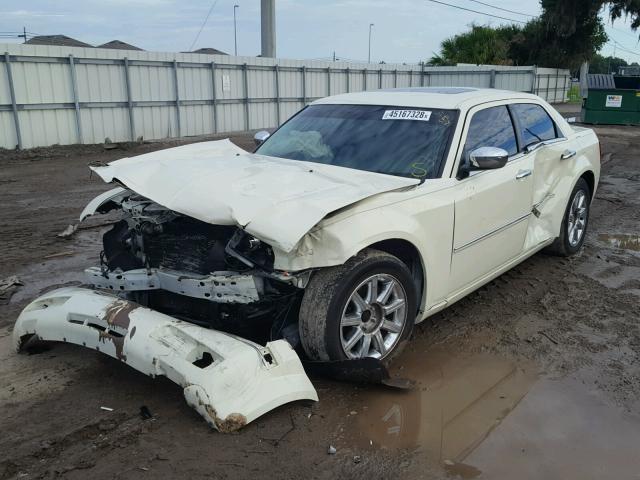 2C3CA5CV8AH306248 - 2010 CHRYSLER 300 TOURIN WHITE photo 2