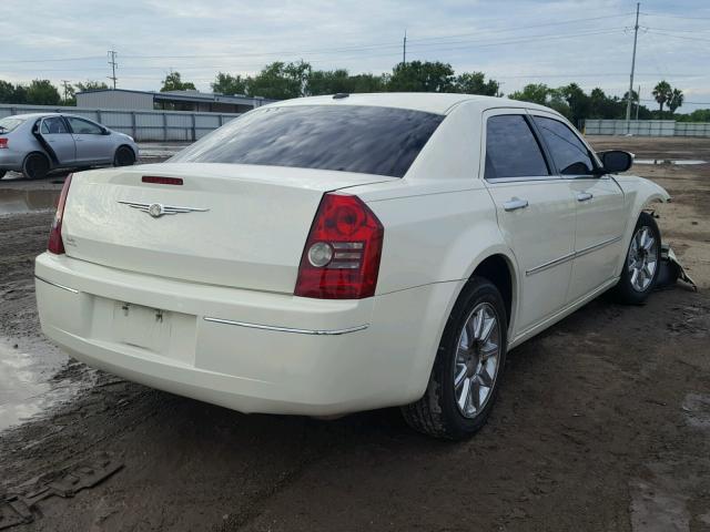 2C3CA5CV8AH306248 - 2010 CHRYSLER 300 TOURIN WHITE photo 4