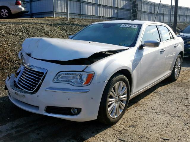 2C3CCAST3CH285461 - 2012 CHRYSLER 300C LUXUR WHITE photo 2