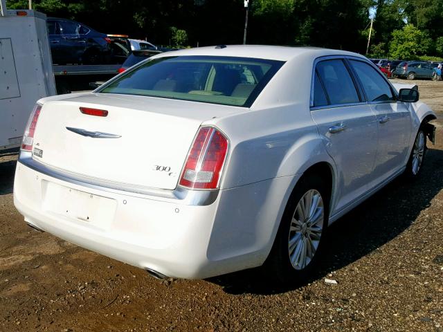 2C3CCAST3CH285461 - 2012 CHRYSLER 300C LUXUR WHITE photo 4