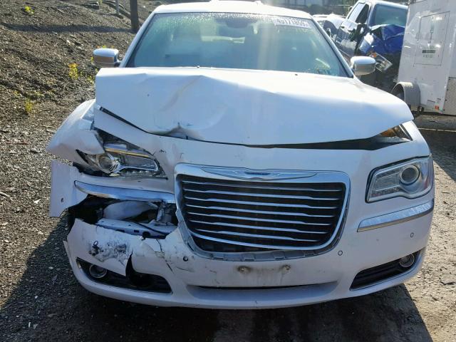 2C3CCAST3CH285461 - 2012 CHRYSLER 300C LUXUR WHITE photo 7