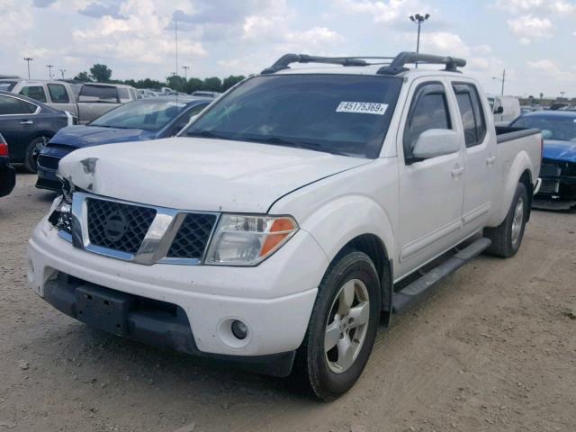 1N6AD09U78C448564 - 2008 NISSAN FRONTIER C WHITE photo 2