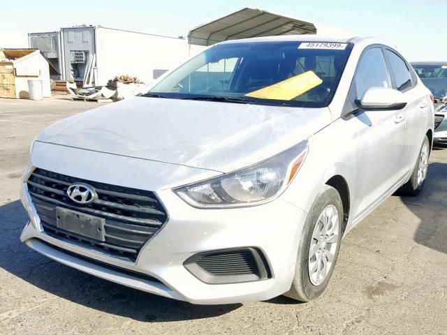 3KPC24A33JE012885 - 2018 HYUNDAI ACCENT SE SILVER photo 2