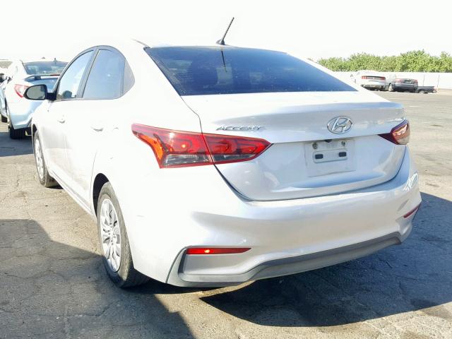 3KPC24A33JE012885 - 2018 HYUNDAI ACCENT SE SILVER photo 3