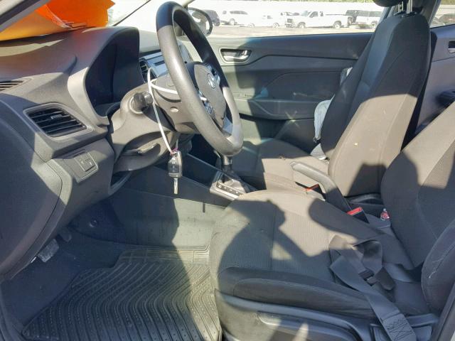 3KPC24A33JE012885 - 2018 HYUNDAI ACCENT SE SILVER photo 5