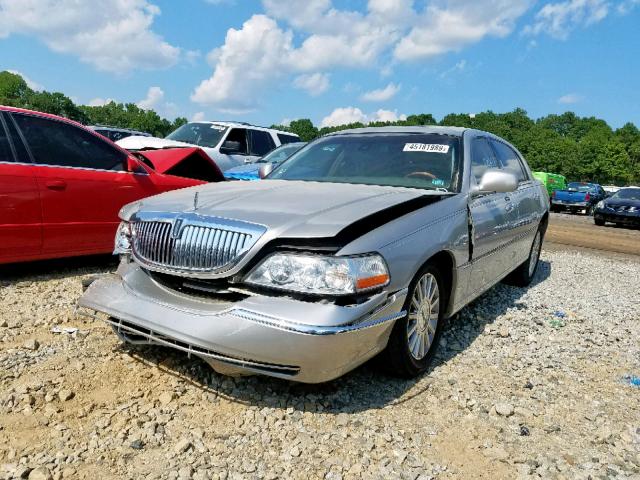 1LNHM83W73Y603342 - 2003 LINCOLN TOWN CAR C SILVER photo 2