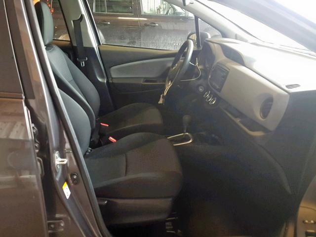 VNKKTUD38HA079524 - 2017 TOYOTA YARIS L GRAY photo 5