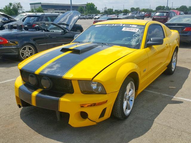 1ZVHT82H865190702 - 2006 FORD MUSTANG GT YELLOW photo 2