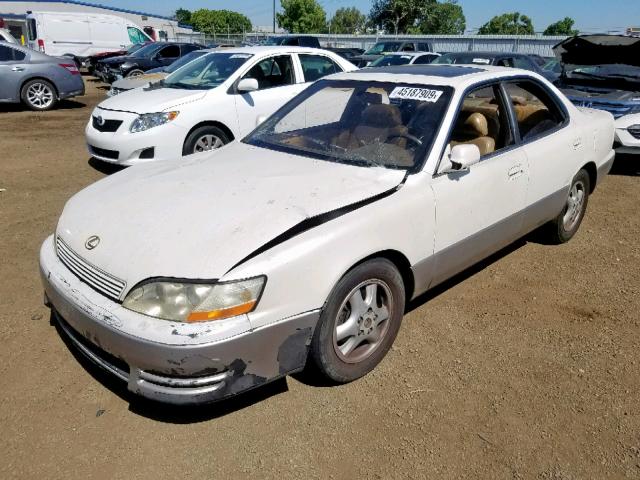 JT8VK13T4P0211397 - 1993 LEXUS ES 300 WHITE photo 2