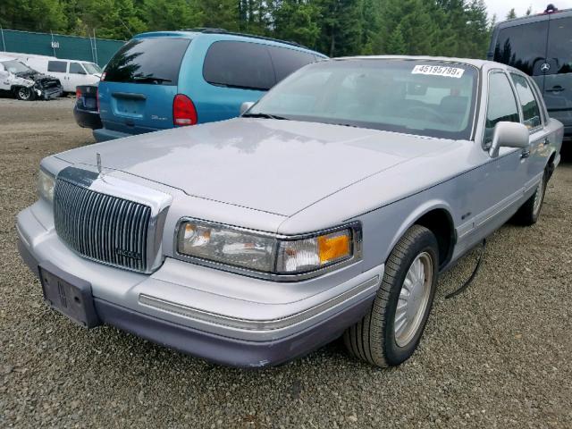 1LNLM82W7VY618986 - 1997 LINCOLN TOWN CAR SILVER photo 2