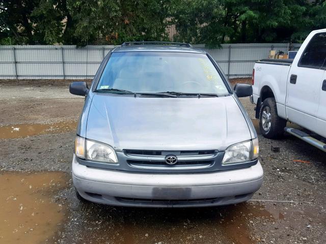 4T3ZF13C5WU049426 - 1998 TOYOTA SIENNA LE GRAY photo 9