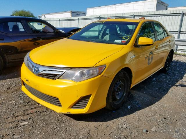 4T1BD1FK0EU129895 - 2014 TOYOTA CAMRY HYBR YELLOW photo 2