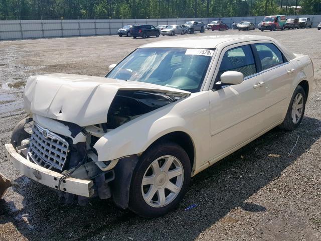 2C3JA53G55H180199 - 2005 CHRYSLER 300 TOURIN WHITE photo 2