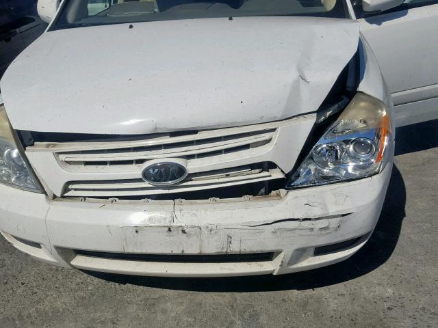 KNDMG4C36A6361371 - 2010 KIA SEDONA LX WHITE photo 9