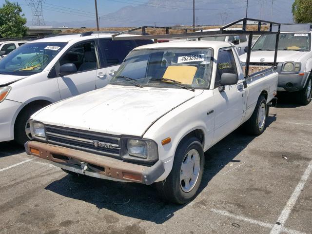 JT4RN34R1C0055435 - 1982 TOYOTA PICKUP 1/2 WHITE photo 2