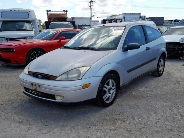 3FAFP3134YR246843 - 2000 FORD FOCUS ZX3 SILVER photo 2