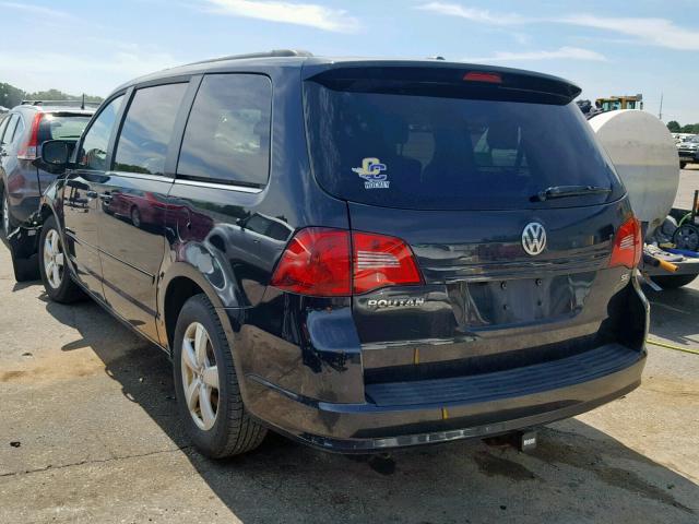 2V4RW3DG0BR717592 - 2011 VOLKSWAGEN ROUTAN SE BLACK photo 3