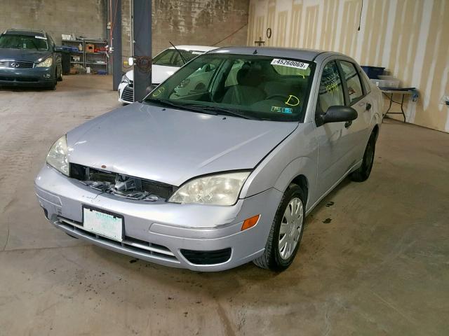 1FAFP34N05W175890 - 2005 FORD FOCUS ZX4 SILVER photo 2