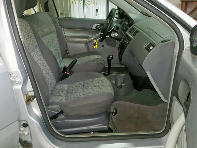 1FAFP34N05W175890 - 2005 FORD FOCUS ZX4 SILVER photo 5