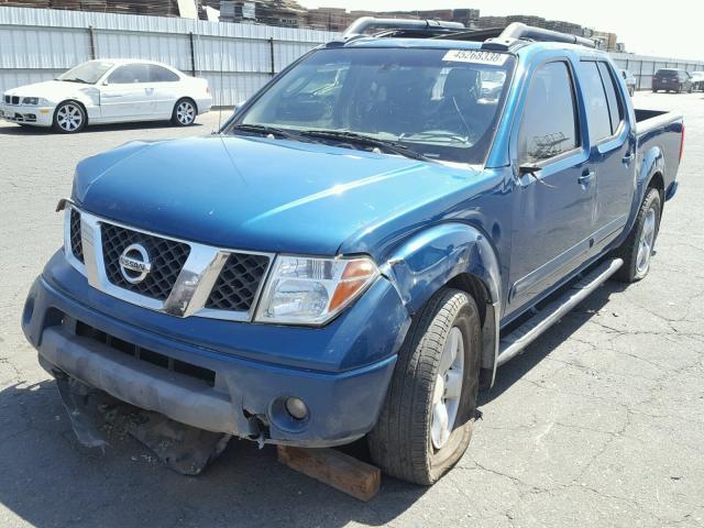 1N6AD07U05C435346 - 2005 NISSAN FRONTIER C BLUE photo 2