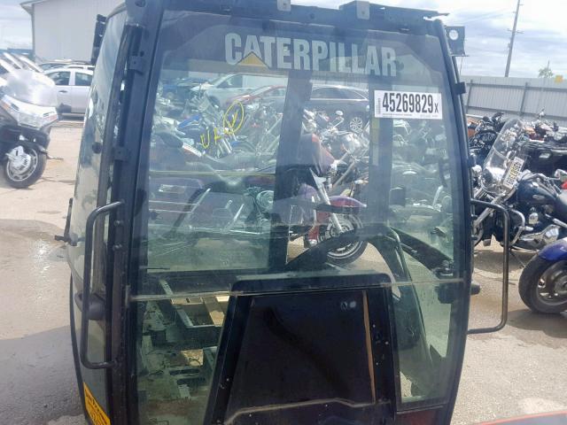 0420EJDJL00585 - 2010 CATERPILLAR CAB ONLY BLACK photo 2