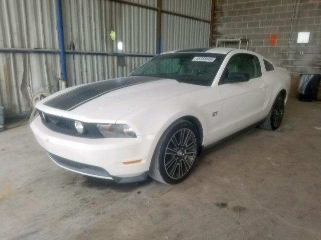 1ZVBP8CH1A5156487 - 2010 FORD MUSTANG GT WHITE photo 2