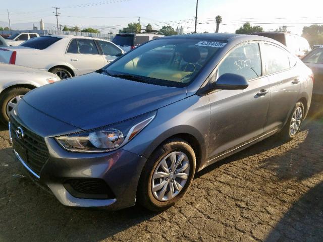 3KPC24A36JE022682 - 2018 HYUNDAI ACCENT SE GRAY photo 2