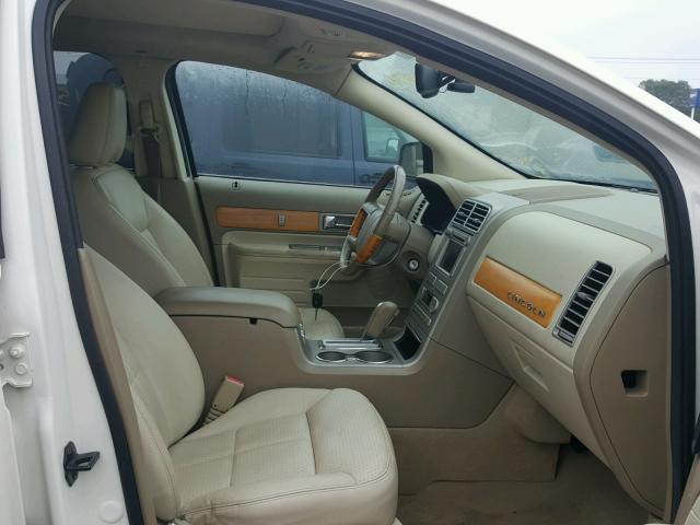 2LMDU88C67BJ26360 - 2007 LINCOLN MKX WHITE photo 5