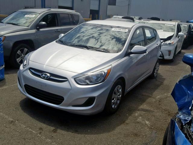 KMHCT5AE2GU281096 - 2016 HYUNDAI ACCENT SE SILVER photo 2