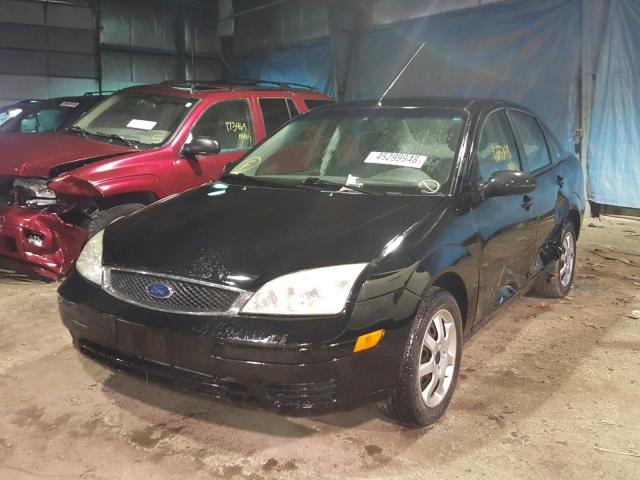 1FAFP34NX5W157770 - 2005 FORD FOCUS ZX4 BLACK photo 2